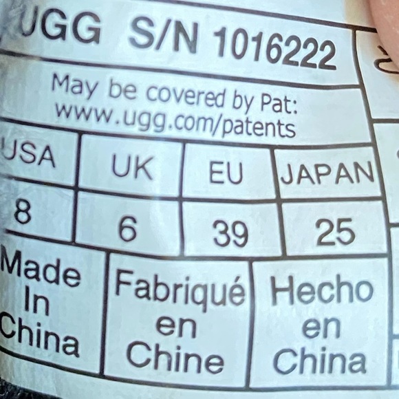 UGG Classic Mini II black size 8 (fits size 9) excellent condition - Picture 2 of 7